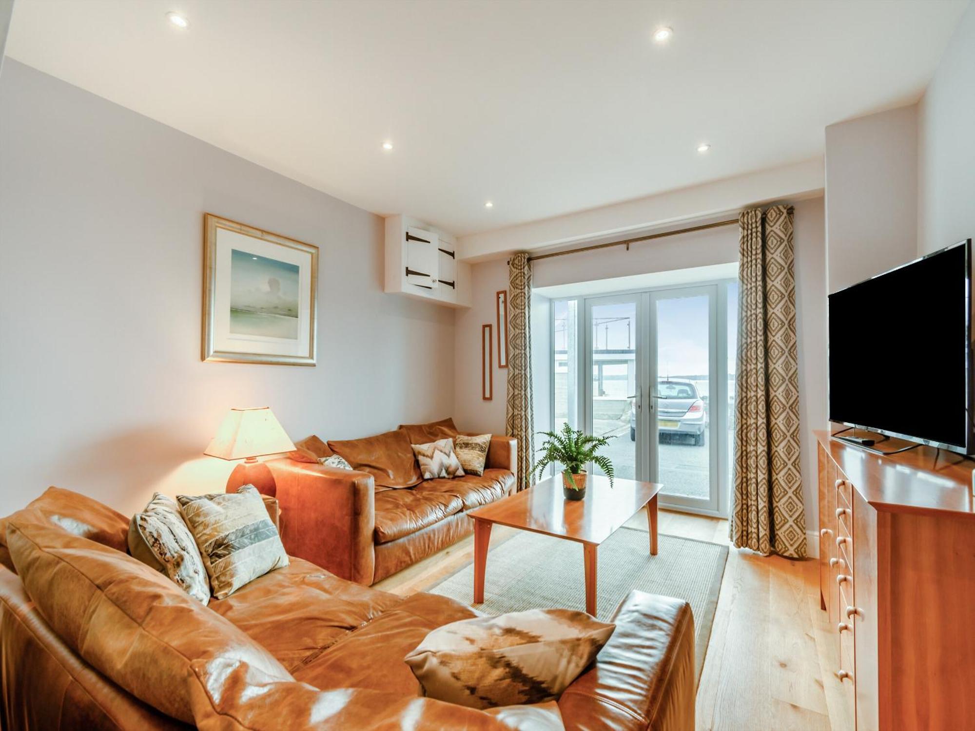 Вилла Point House Милфорд-Хейвен Экстерьер фото